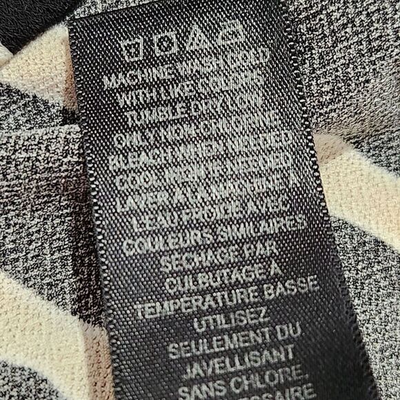 Adrianna Papell Blouse Size Medium Black Striped Vneck - Picture 12 of 12